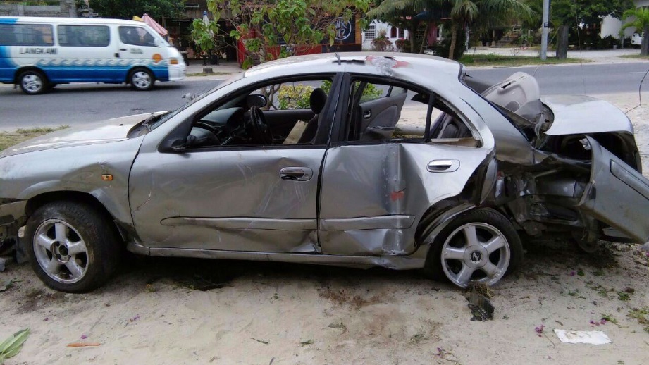 KEADAAN kereta yang terbabit dalam kemalangan. FOTO Facebook Laporan Kemalangan Langkawi