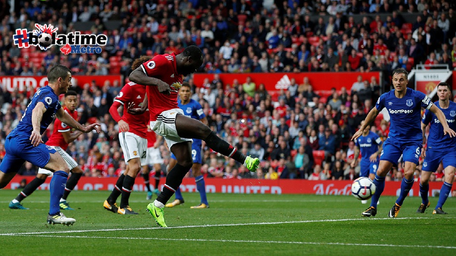 LUKAKU jaring gol ketiga United ketika berdepan Everton. -Foto Reuters 