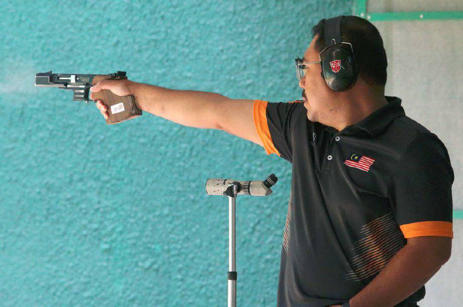 HASLI Izwan mendapat pingat perak dalam acara 25m rapid fire pistol individu lelaki. -Foto ROSDAN WAHID