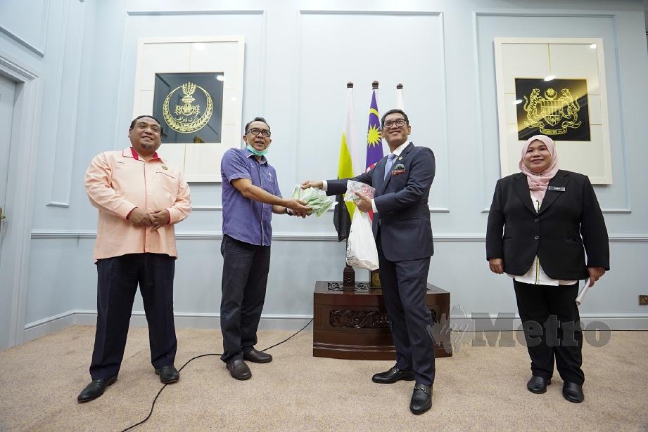 AHMAD Faizal (dua kanan) menerima cenderhati yang disampaikan Pengurus Besar Pertubuhan Peladang Kawasan (PPK) Selama, Mohd Aini Ahmad (dua kiri) selepas melancarkan Skim Agro Prihatin Negeri Perak (AgroPrihatin).FOTO  ihsan Pejabat Menteri Besar Perak