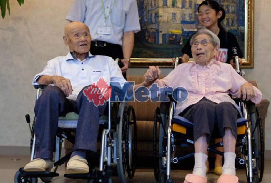 MASAO Matsumoto (kiri) berusia 108 tahun dan isterinya, Miyako, 100. FOTO Agensi