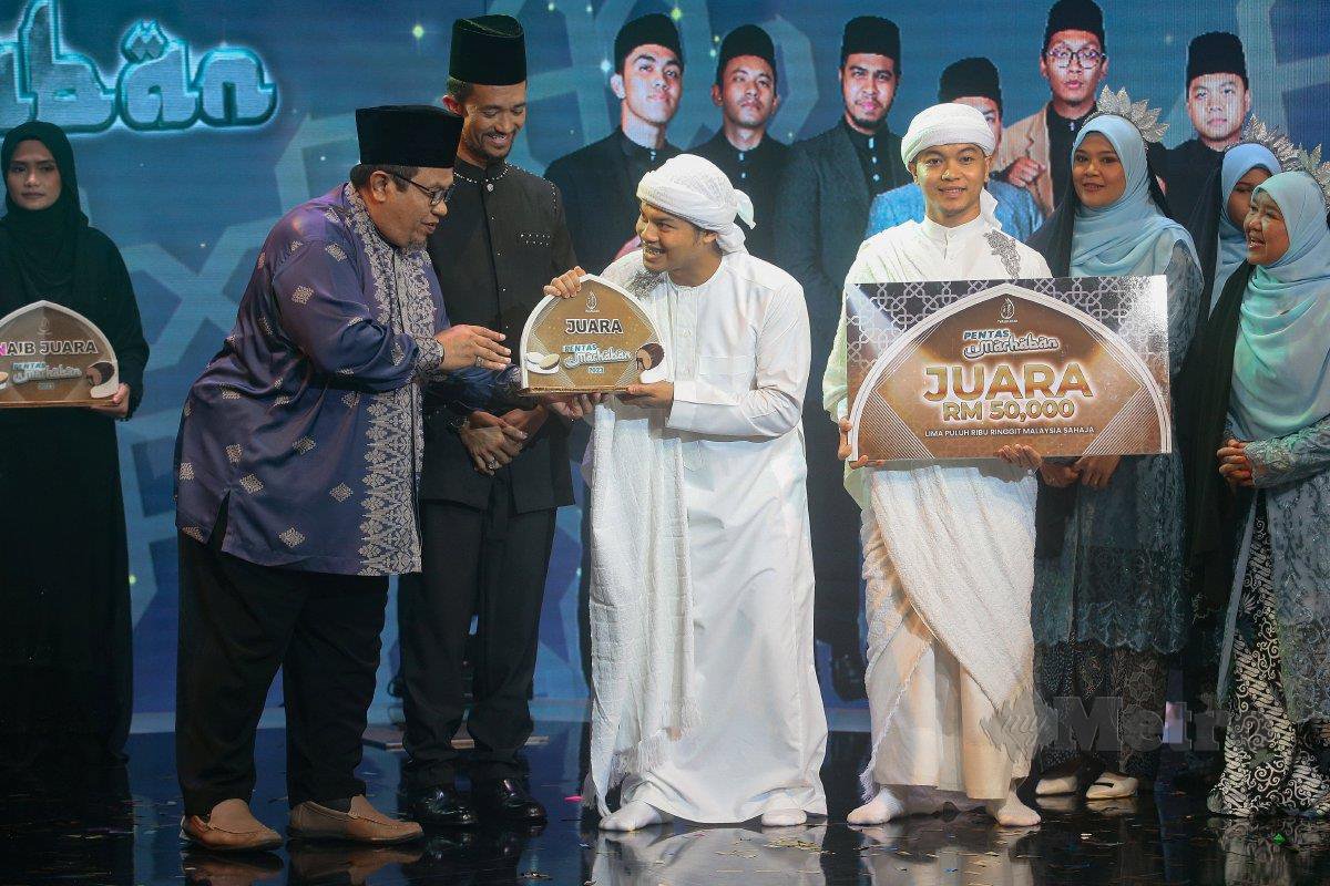 KUMPULAN al-Maqari menerima hadiah kemenangan sejurus diumumkan sebagai juara , program realiti Pentas Marhaban.