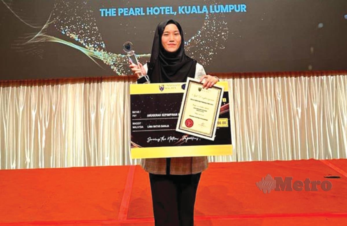 AISYAH Maisarah bersama Anugerah Kempimpinan Keusahawanan yang dimenanginya pada Majlis Anugerah Perdana Siswa UM 2023.