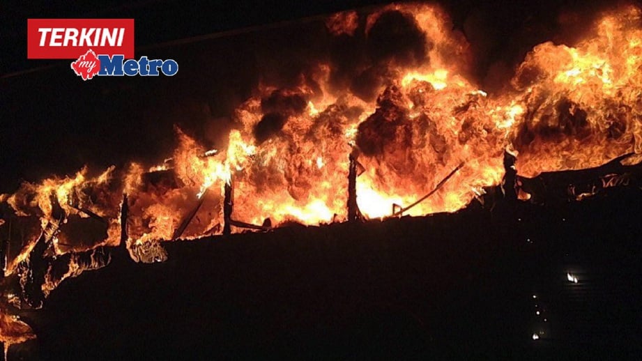BAS ekspres dan kereta terbakar selepas kemalangan. FOTO ihsan Bomba