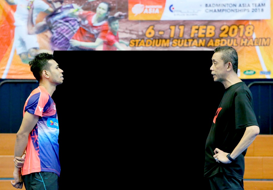 MISBUN (kanan) bersama pemain badminton negara, Iskandar Zulkarnain.