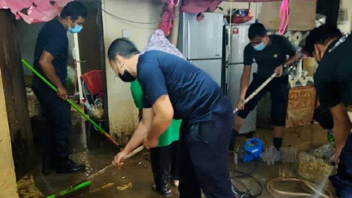 ANGGOTA JPJ membantu  membersihakan rumah penduduk yang dilanda banjir di Yan. FOTO ihsan JPJ
