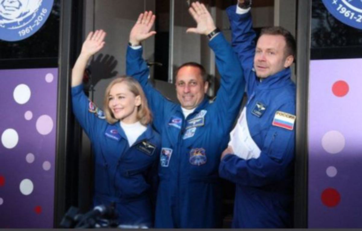 YULIA Peresild (kiri) pelakon pertama yang menjalani penggambaran di ISS. FOTO EPA