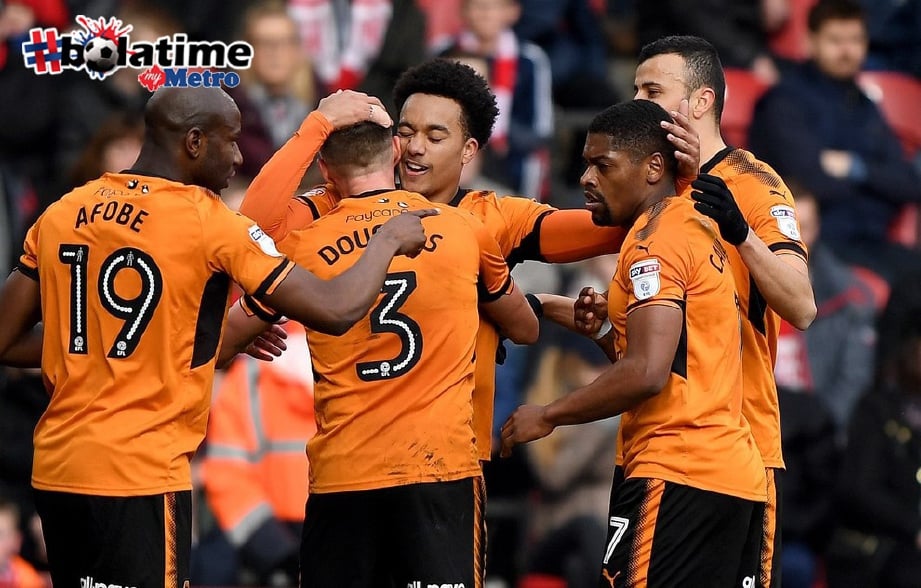 PEMAIN Wolves meraikan kemenangan selepas menewaskan  Middlesbrough 2-1 awal pagi tadi. FOTO/AFP 