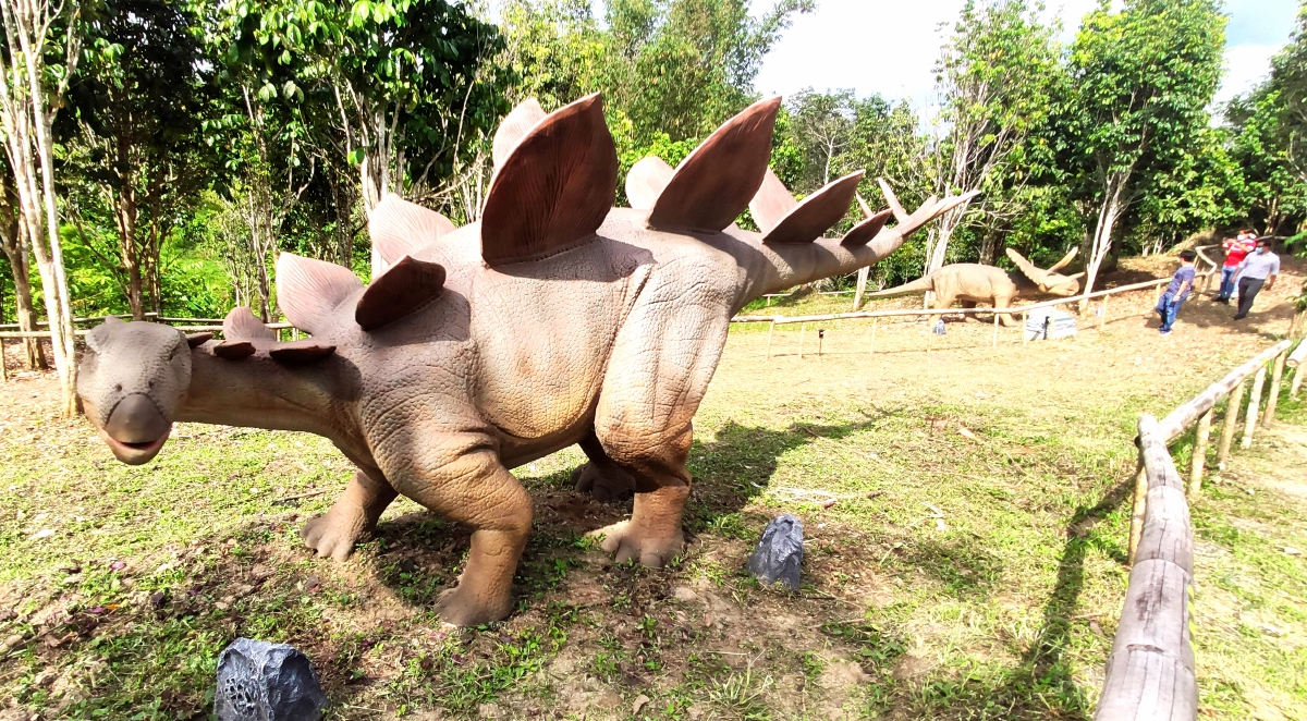 PELBAGAI replika spesies haiwan prasejarah bersifat robotik tarikan pengunjung taman tema.