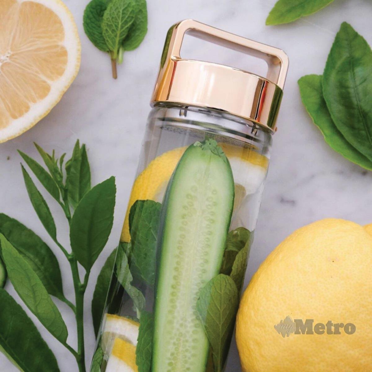MINUMAN detoks lemon dan timun serta daun pudina disimpan dalam botol untuk isian semula.