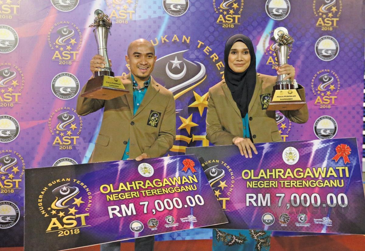SITI Rahmah (kanan) menerima Anugerah Olahragawati Negeri Terengganu pada 2019. - FOTO Arkib NSTP
