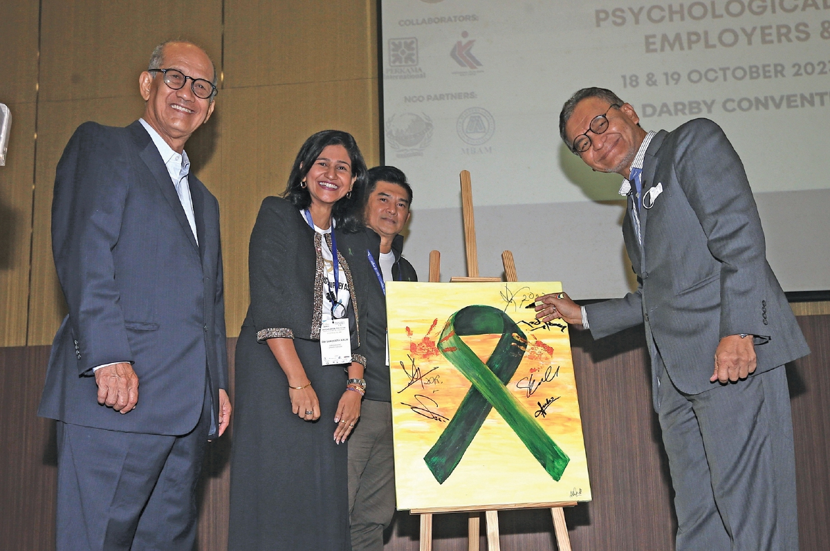 DR Dzulkefly (kanan), Mirnawan (dua dari kanan), Dr Sangeeta (dua dari kiri) dan Dr Nashruddin Idris (kiri) semasa perasmian MHEC 2.0.
