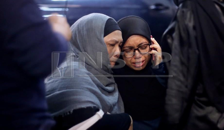 SERDANG 04 OKTOBER 2018. Nor Nadia Kamaluddin isteri kepada Mohd Fatah Hashim salah seorang dari 6 anggota Bomba mangsa lemas di lombong Taman Putra Perdana tidak dapat menahan kesedihan ketika menunggu di hadapan bilik mayat Hospital Serdang. NSTP/NUR ADIBAH AHMAD IZAM