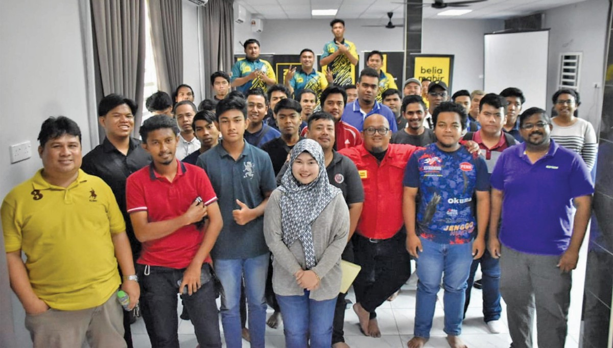 NOR Azizah (tengah) menghadiri taklimat latihan kemahiran dron dan motosikal secara percuma di Kepala Batas, Pulau Pinang.