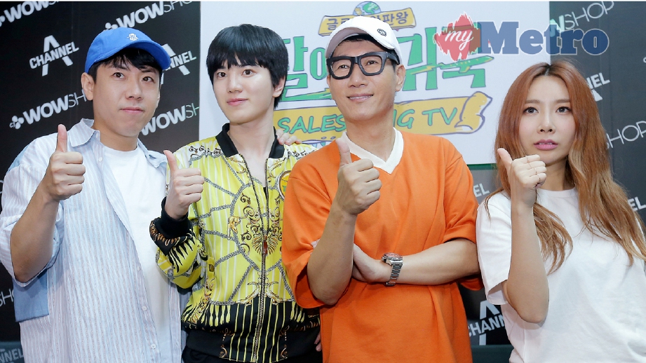Suk-Jin (dua kanan), JeA (kanan), Yang Se-Chan (dua kiri) dan Sung-Jong pada majlis memperkenalkan program “Sales King TV”. FOTO NURUL SYAZANA ROSE RAZMAN