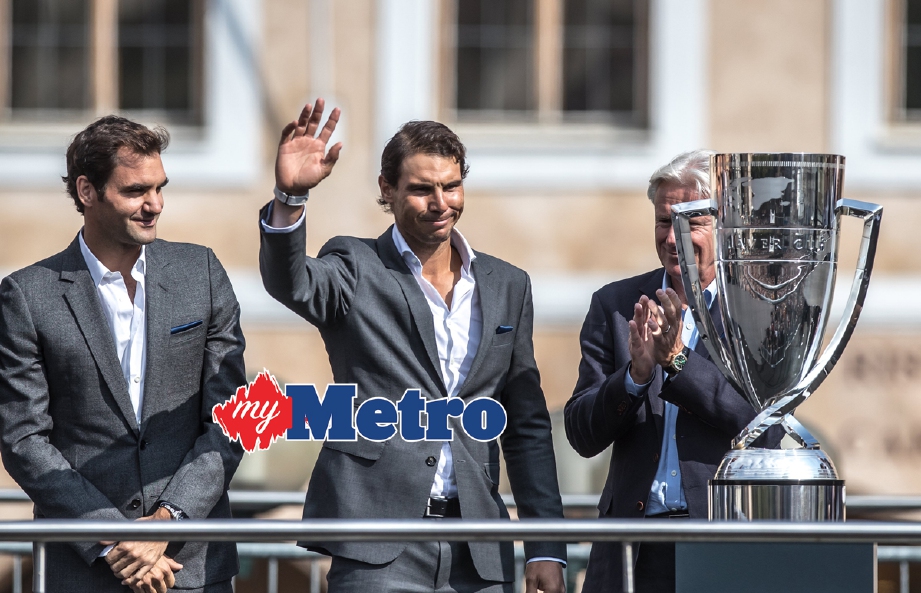 FEDERER (kiri) dan Nadal bersama trofi Piala Laver. - Foto EPA