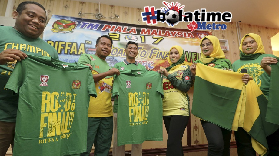WAN Fatimah (tiga kanan) menyerahkan tajaan kepada Mohd Firdaus (dua kiri) dam Mohd Nidzam Adha (tengah). FOTO SHAHRIZAL MD NOOR