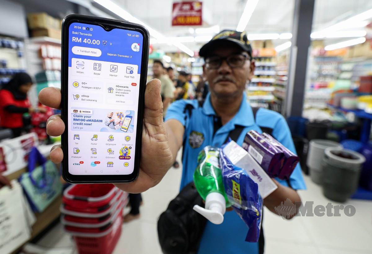 MEOR Nor Azman, 58, membeli barang keperluan menggunakan kredit eMadani yang ditebus menerusi platform Touch n Go. FOTO Bernama.