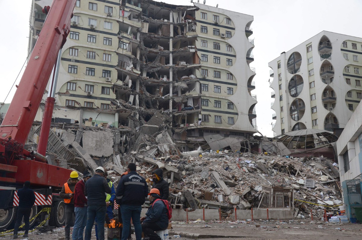 SUKARELAWAN dan pasukan penyelamat mencari serta menyelamatkan mangsa di bawah runtuhan bangunan di Diyarbakir. FOTO AFP.