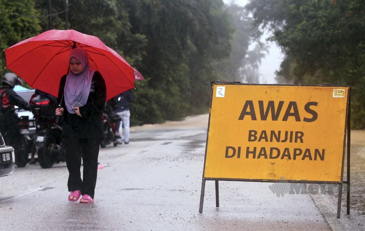 JALAN utama Panching ke bandar Kuantan ditutup kepada kenderaan ringan kerana banjir. FOTO Farizul Hafiz Awang.