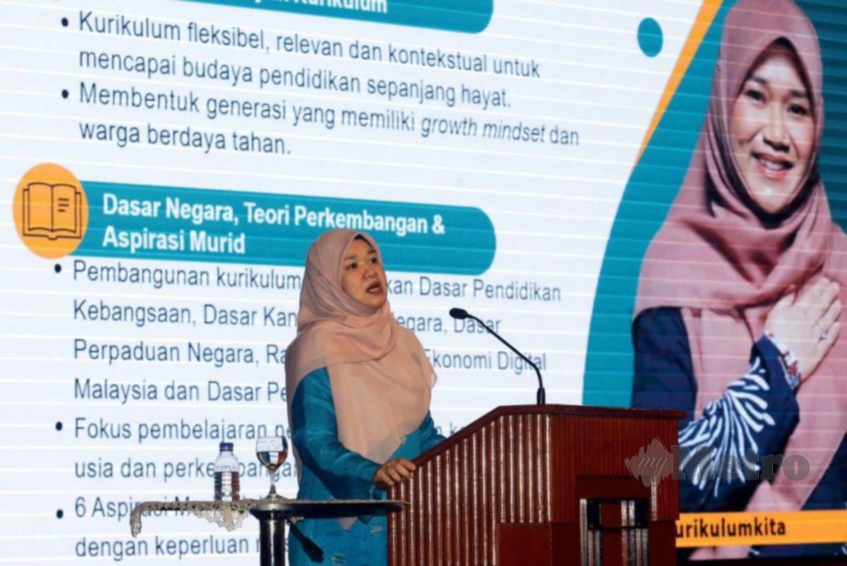 FADHLINA ketika berucap di Bicara Profesional Kurikulum Persekolahan 2027 di Putrajaya. FOTO Mohd Fadli Hamzah.