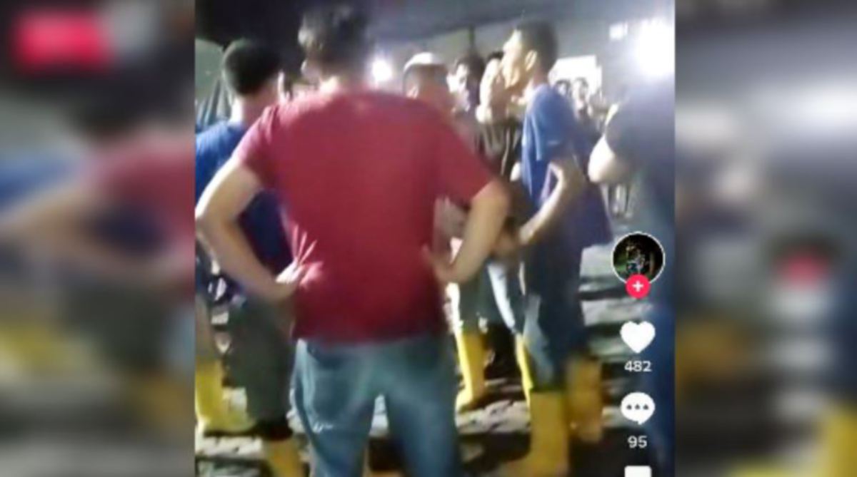 TANGKAP layar daripada video tular pergaduhan sekumpulan lelaki di Pasar Borong Kuala Lumpur, tengah malam tadi.
