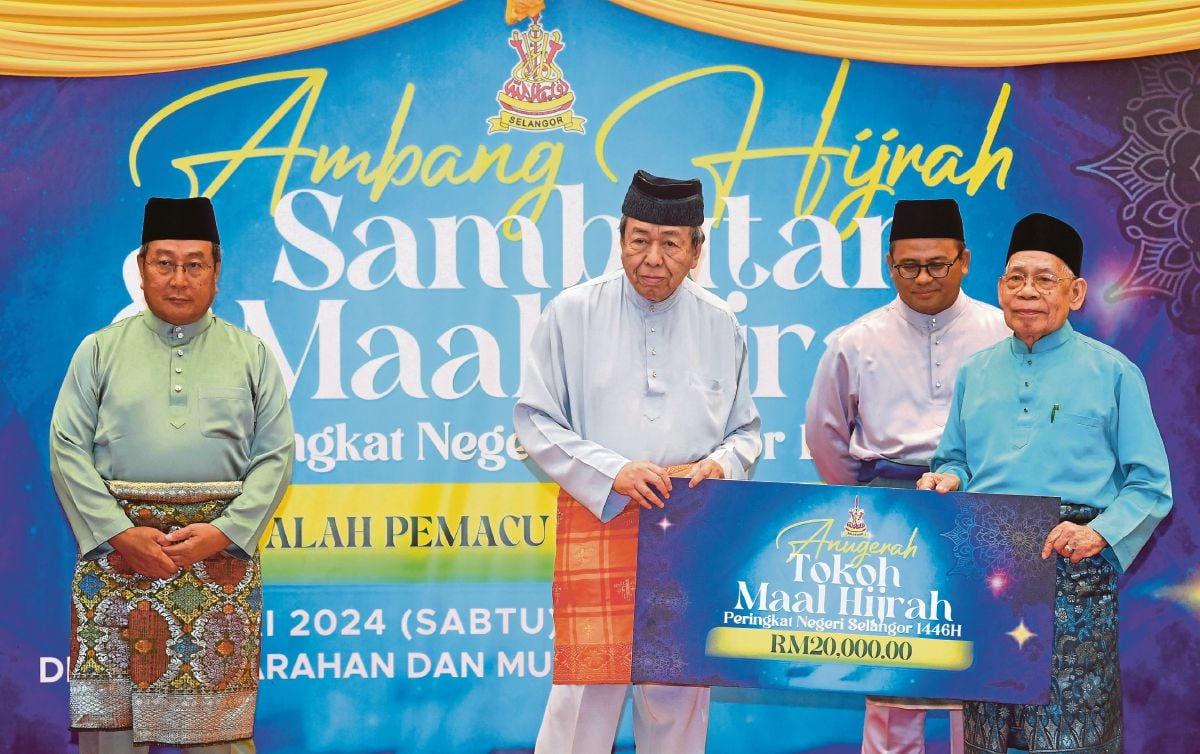 SULTAN Sharafuddin Idris Shah (dua kiri) berkenan menyampaikan Anugerah Tokoh Maal Hijrah 1446H kepada Datuk Abdul Majid Omar (kanan) iaitu bekas Timbalan Mufti Selangor. FOTO Bernama.