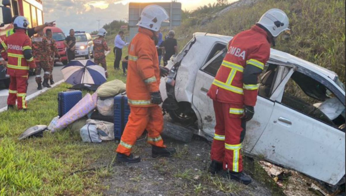 KERETA dinaiki mangsa yang terbabas di Jalan Sri Aman-Serian, petang tadi. FOTO Ihsan JBPM.