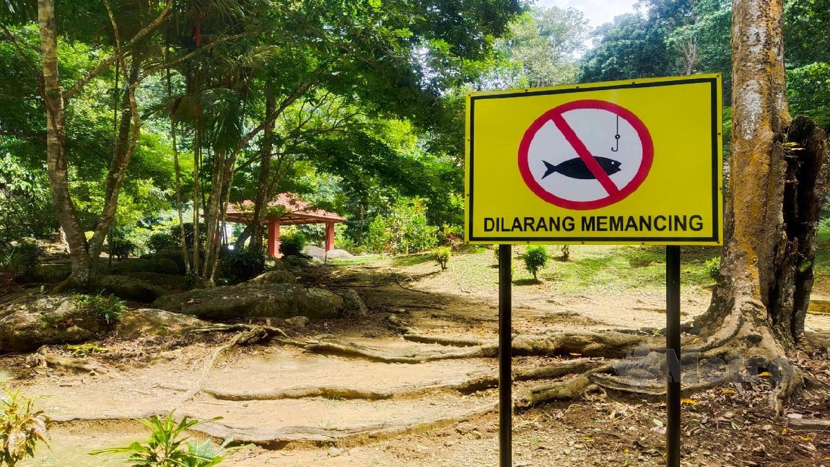 PAPAN tanda larangan memancing di kawasan Hutan Lipur Lata Kekabu. FOTO Muhammad Zulsyamini Sufian Suri.