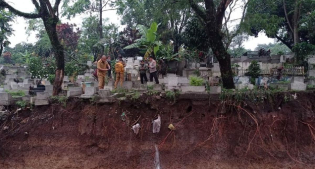 TANAH Perkuburan Awam (TPU) Sirnaraga yang terjejas akibat tanah runtuh. FOTO Detik.Com 
