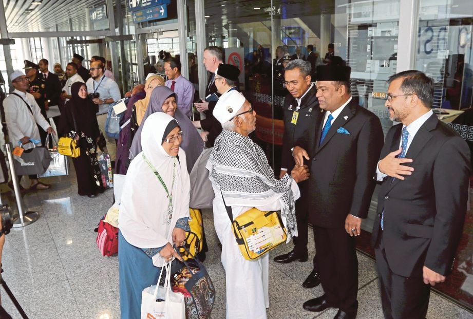  Abdul Azeez  ketika menyambut  kepulangan sebahagian daripada 268 jemaah haji penerbangan terakhir MH8325 di  KLIA. 