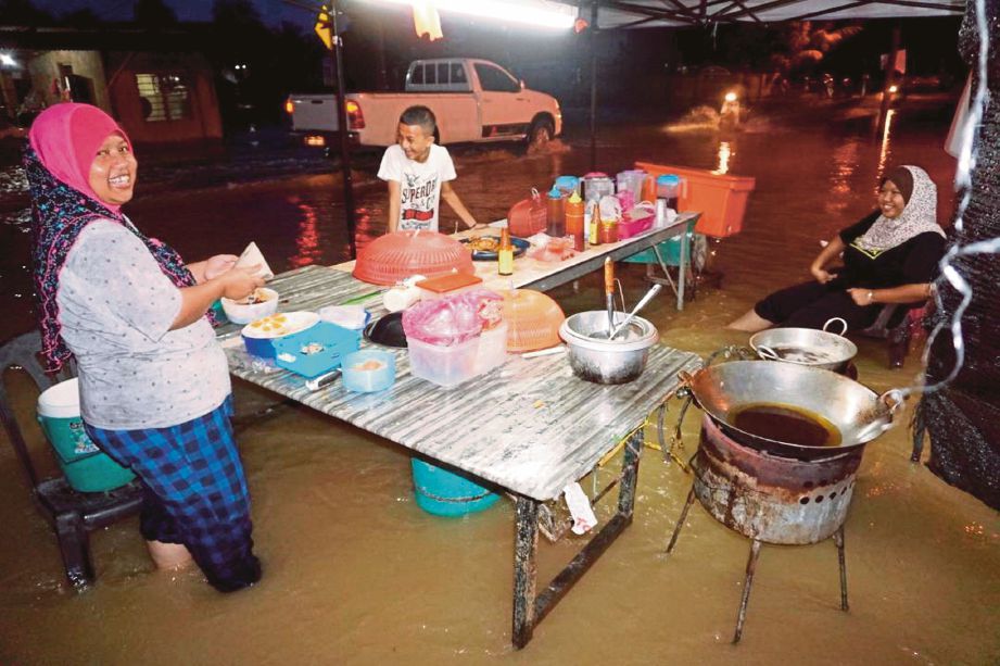  Hasifah  tetap meneruskan peniagaan nasi lemak di gerai jualannya di Kampung Bukit Mentok. 