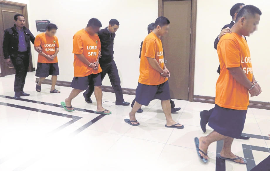 ANGGOTA  SPRM membawa empat pegawai JPJ untuk direman di Mahkamah Majistret Kota Kinabalu.