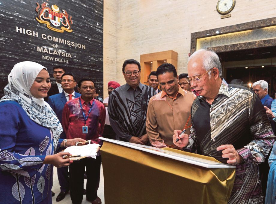 Najib merasmikan kompleks Suruhanjaya Tinggi Malaysia, semalam. 
