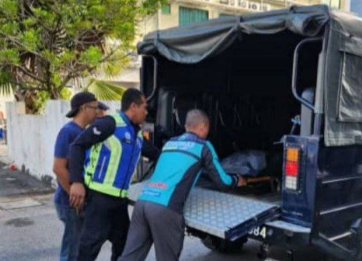 ANGGOTA polis mengangkat mayat lelaki yang ditemui di Jalan Kwangtung untuk dibawa ke Hospital Umum Miri, hari ini.