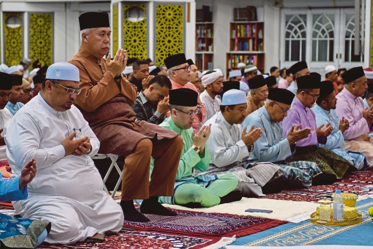 TENGKU Muhammad Fakhry Petra (tiga, kiri) berkenan menghadiri Majlis Bacaan Doa Sempena Akhir Tahun 1445 Hijrah dan Awal Tahun 1446 Hijrah di Masjid Al-Sultan Ismail Petra Kubang Kerian. FOTO Bernama.