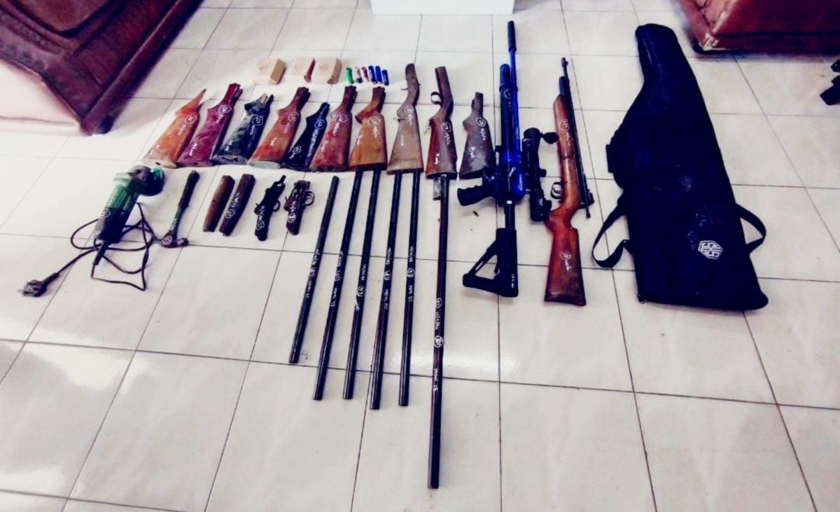 ANTARA senjata api, peralatan dan peluru yang dirampas dalam Op Laras di Kampung Batu 19, Sarawak hari ini.