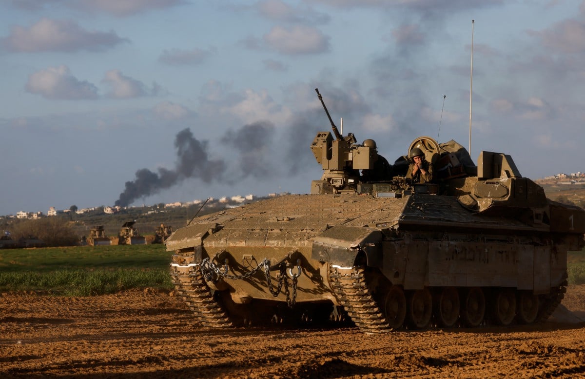 TENTERA Israel berkawal di sempadan Gaza. FOTO  Reuters.