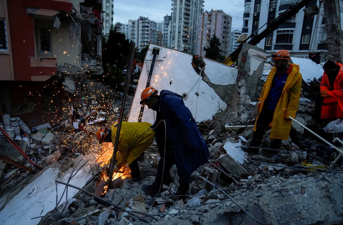 PASUKAN penyelamat mencari mangsa di bawah runtuhan bangunan di Adana, Turkiye yang terkesan akibat gempa bumi. FOTO AP.