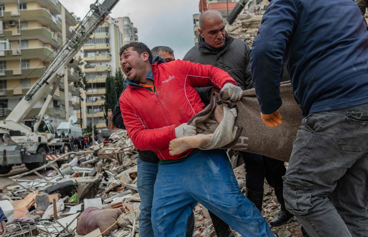ANGGOTA penyelamat membawa keluar mayat yang ditemui dalam runtuhan bangunan di Adana, Turkiye. FOTO AFP.