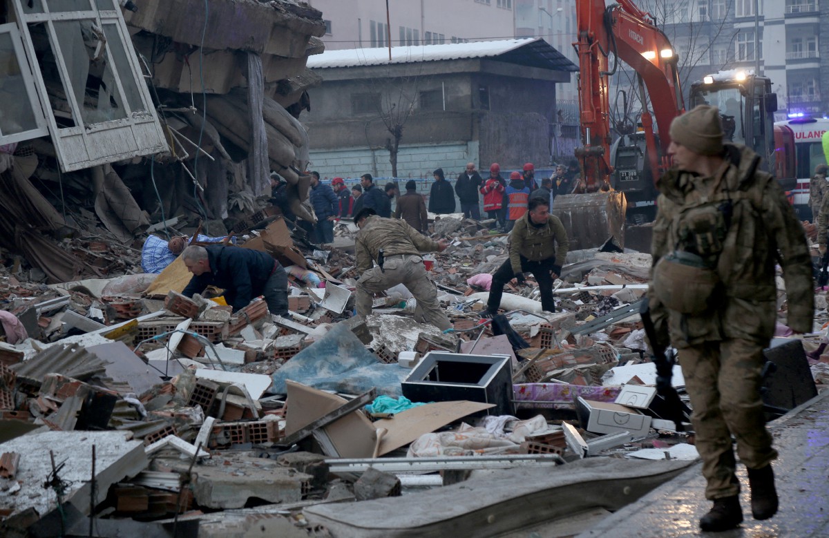 PETUGAS dan orang ramai menyelongkar sisa runtuhan untuk menyelamatkan mangsa susulan gempa bumi di Diyarbakir, Turkiye. FOTO Reuters.