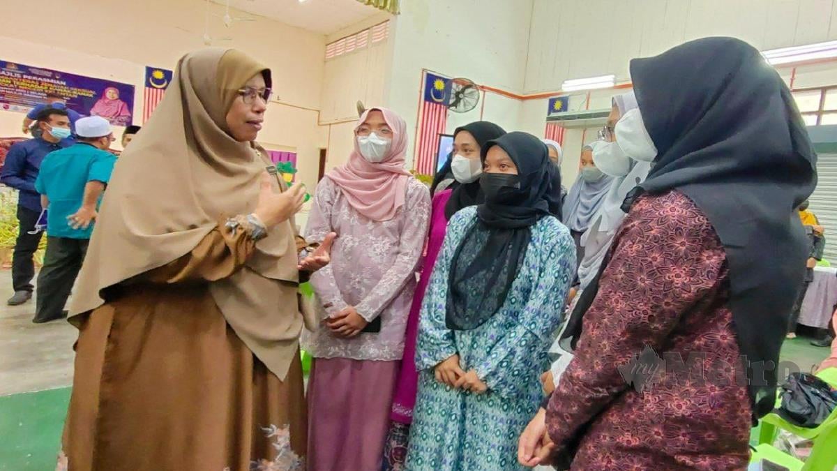 SITI Zailah (kiri) beramah mesra dengan peserta Kempen Membanteras Jenayah Seksual Dalam Talian Terhadap Kanak-Kanak Peringkat Kelantan, hari ini. FOTO Syaherah Mustafa.