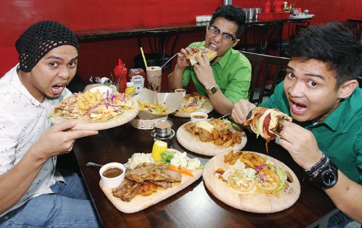 GJIE, Wan dan Adi menikmati makanan Barat di Restoran CZ Grills.