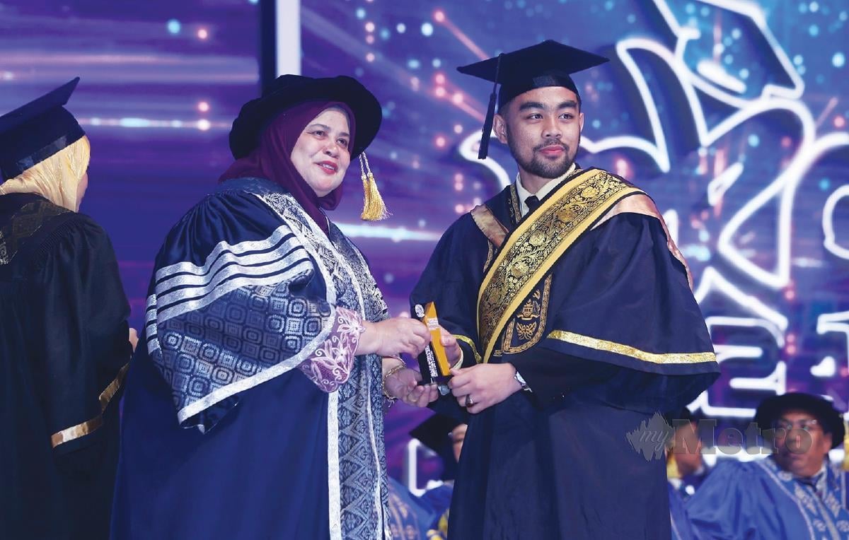 RUBIAH menyampaikan Anugerah Graduan Diploma Cemerlang kepada Muhammad Irsyad.