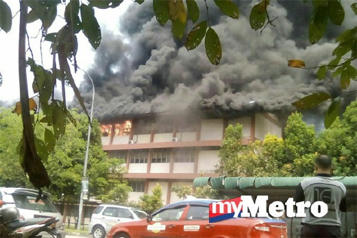 BANGUNAN sekolah tiga tingkat yang terbakar. FOTO ihsan Bomba