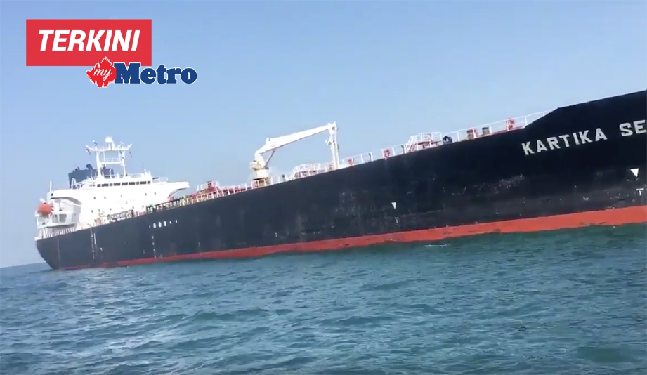 GAMBAR menunjukkan satu daripada kapal yang terbabit dalam perlanggaran. FOTO petikan daripada video rakaman Leong Wai Kit (Channel News Asia)
