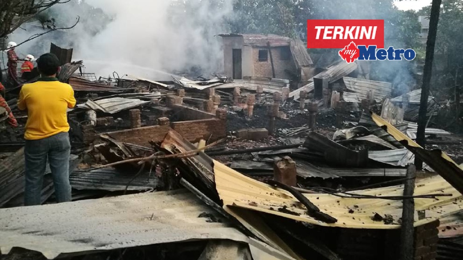 SUNGAI PETANI 07 NOVEMBER 2017. Keadaan empat buah rumah yang musnah dalam kebakaran yang mengorbankan lima mangsa dan seorang melecur teruk dekat Kampung Baru Sungai Gelugur,Taman Petani Jaya, awal pagi tadi. STR/OMAR OSMAN