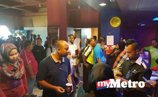 ORANG ramai termasuk pelakon tambahan filem Langit Cinta membanjiri Mega Cineplex di pusat beli-belah Langkawi Parade. FOTO Hamzah Osman