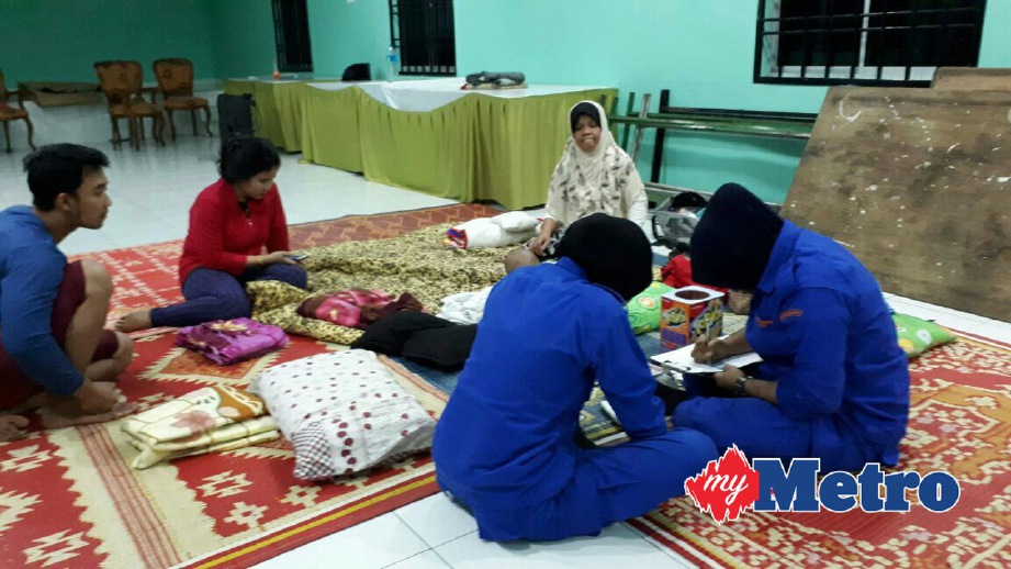 PUSAT pusat pemindahan sementara dibuka di Balairaya Kampung Pasir Putih pada 6 petang. FOTO ihsan APM