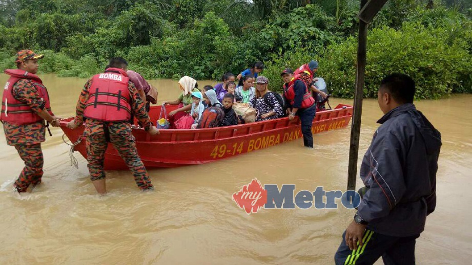 ANGGOTA Bomba membantu memindahkan mangsa banjir di Sarawak.
